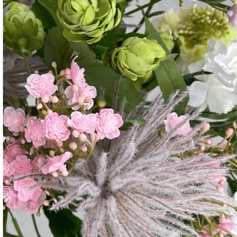 detail afbeelding van kunstbloemen boeket in zachte kleuren