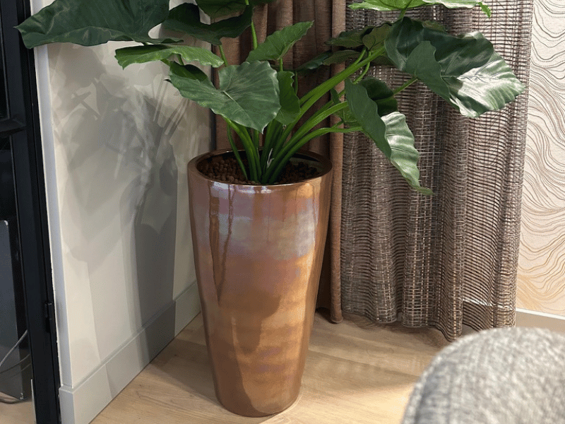 kunstplant in handgemaakte aardewerk pot van Ecri Living