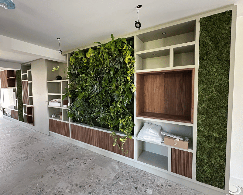 Plantenwand en mospanelen verwerkt in vakkenkast