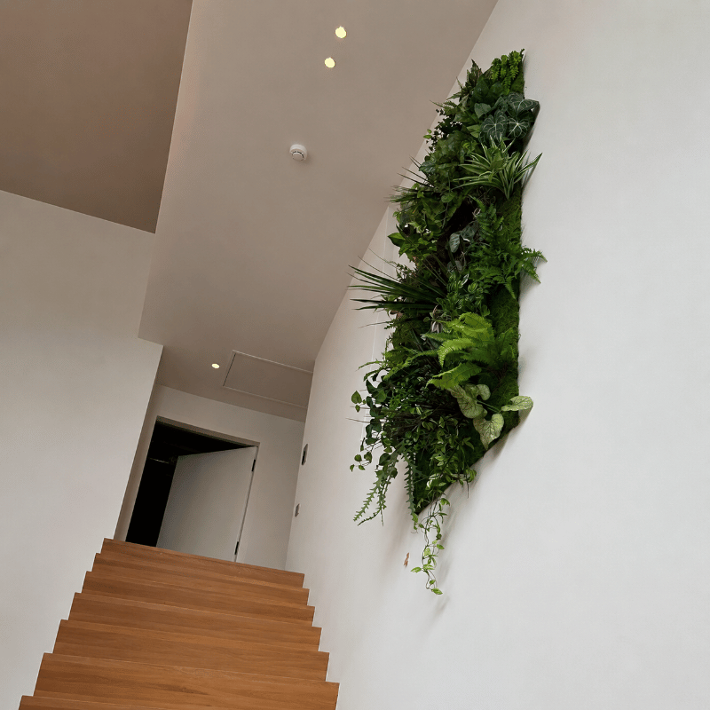 Kunstplantenwand naast trap