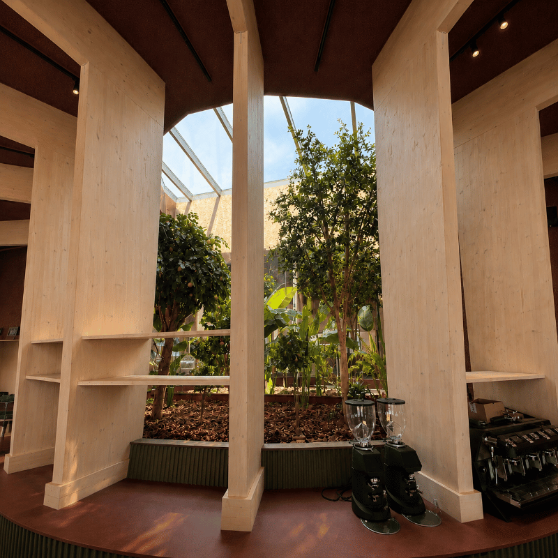 Binnentuin kunstplanten beach club Haarrijnse plas Utrecht